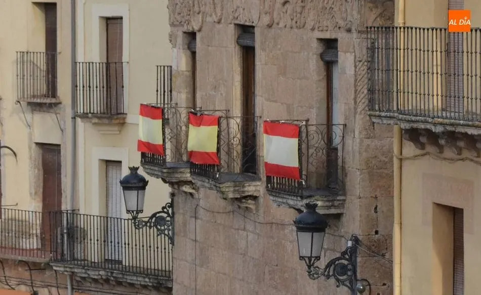 Imagen de una anterior ocasión en que se han colgado banderas en los balcones