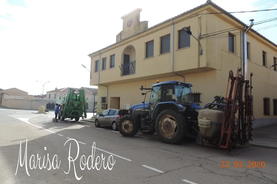 Foto 6 - Aldearrubia comienza la segunda semana de aislamiento con la desinfecci&oacute;n de sus calles