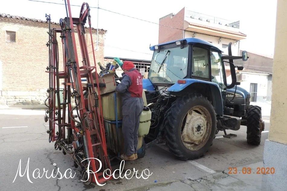 Foto 5 - Aldearrubia comienza la segunda semana de aislamiento con la desinfecci&oacute;n de sus calles