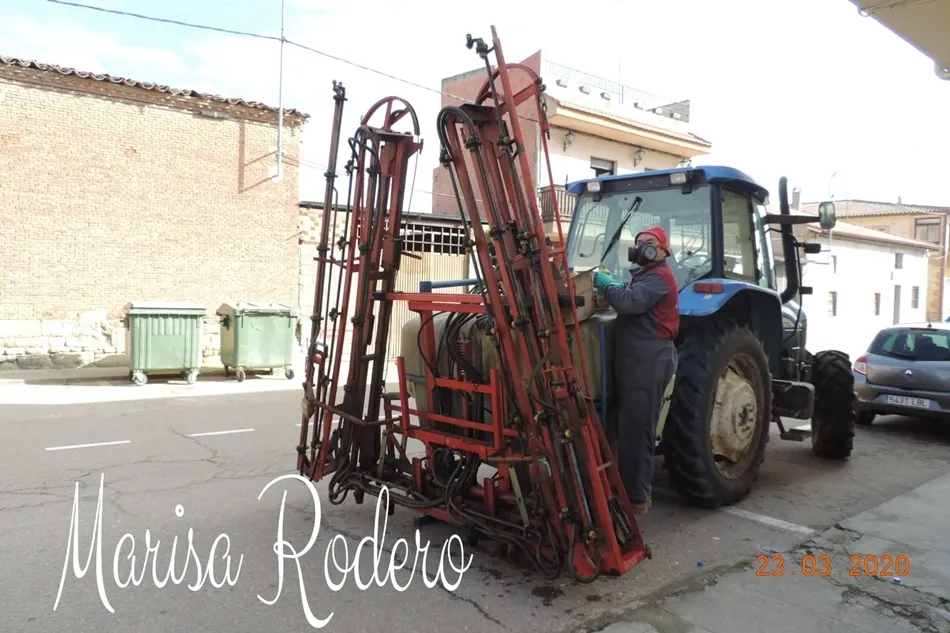 Foto 4 - Aldearrubia comienza la segunda semana de aislamiento con la desinfecci&oacute;n de sus calles