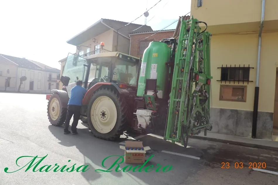 Foto 3 - Aldearrubia comienza la segunda semana de aislamiento con la desinfecci&oacute;n de sus calles