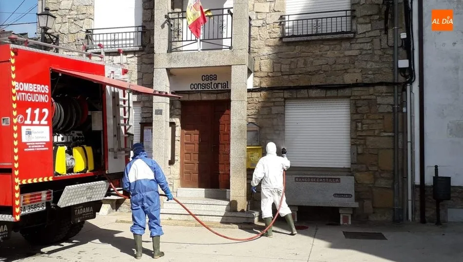 Ayuntamiento de Almendra durante la desinfección