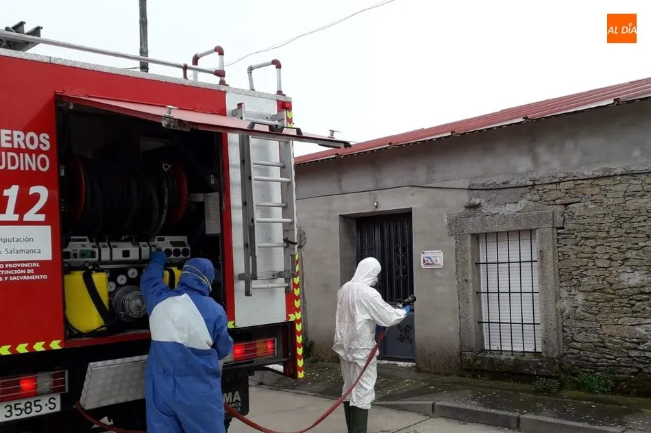 Foto 10 - Los Bomberos de Vitigudino desinfectan hasta 26 localidades de la comarca para frenar al Covid-19  