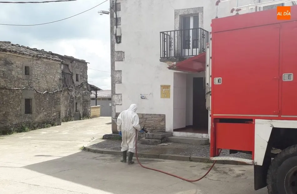 Foto 8 - Los Bomberos de Vitigudino desinfectan hasta 26 localidades de la comarca para frenar al Covid-19  