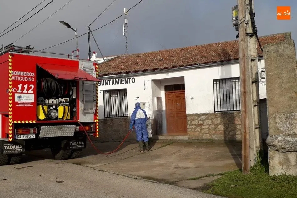 Foto 7 - Los Bomberos de Vitigudino desinfectan hasta 26 localidades de la comarca para frenar al Covid-19  