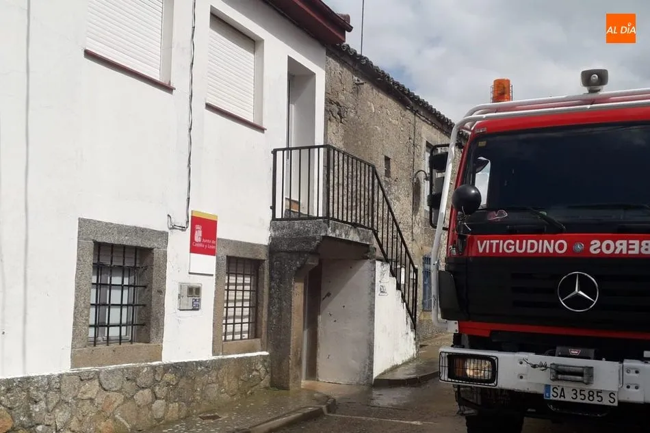 Foto 5 - Los Bomberos de Vitigudino desinfectan hasta 26 localidades de la comarca para frenar al Covid-19  
