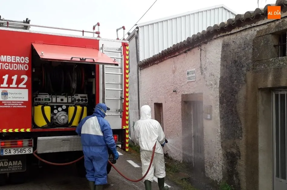 Foto 4 - Los Bomberos de Vitigudino desinfectan hasta 26 localidades de la comarca para frenar al Covid-19  