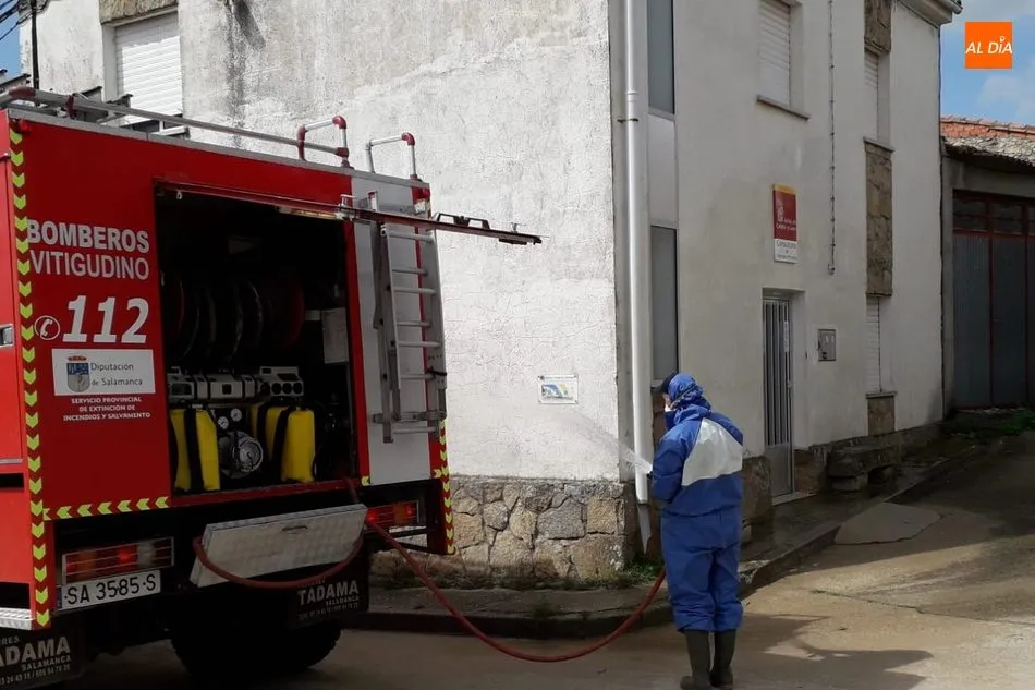 Foto 3 - Los Bomberos de Vitigudino desinfectan hasta 26 localidades de la comarca para frenar al Covid-19  