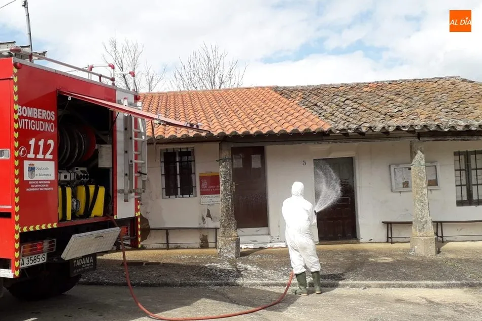 Foto 2 - Los Bomberos de Vitigudino desinfectan hasta 26 localidades de la comarca para frenar al Covid-19  