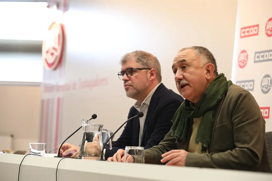 El secretario general de CC.OO, Unai Sordo (i) y el de UGT, Pepe Álvarez (d). Foto: EP
