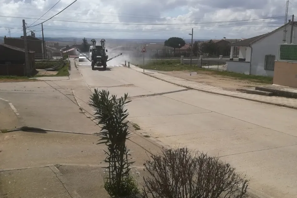 Foto 4 - Las gentes de Villoruela y el Ayuntamiento suman barreras contra la epidemia  