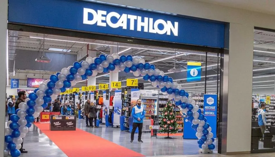Tienda Decathlon de gran formato en Sant Cugat del Vallès (Barcelona) en el centro comercial Sant Cugat. Foto de Archivo