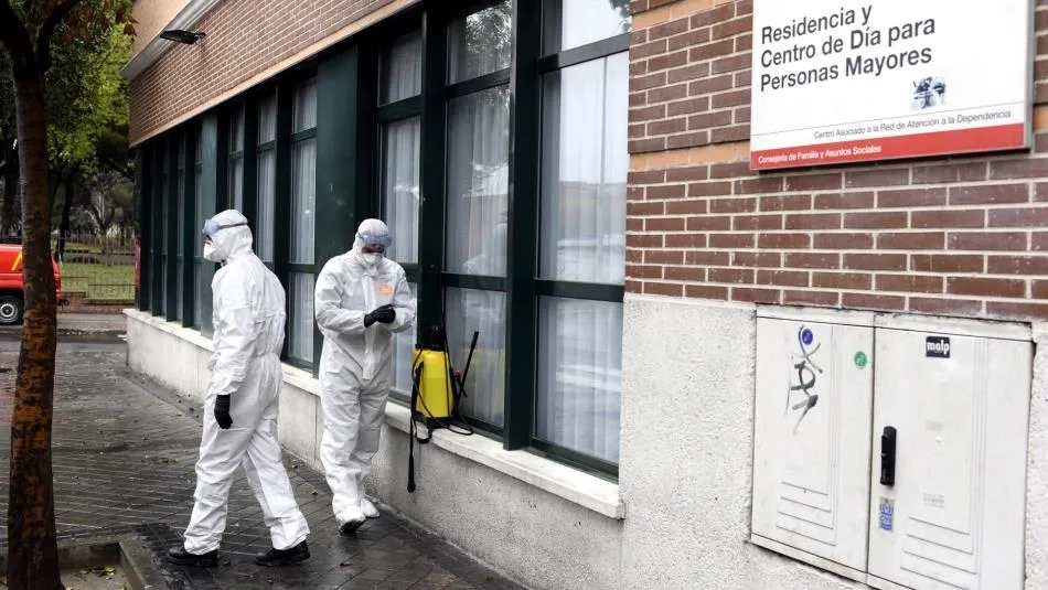 Efectivos de la Unidad Militar de Emergencias (UME) del Ejército a su llegada a la Residencia de mayores Amavir en el barrio madrileño de Usera. Foto de Óscar Cañas - EP