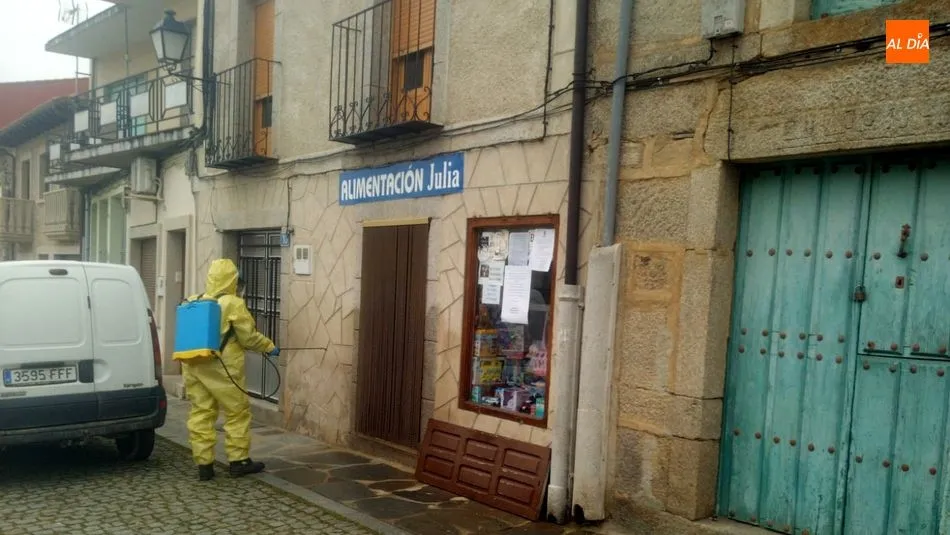 Foto 10 - Los bomberos del Parque de Lumbrales realizan trabajos de desinfecci&oacute;n en todos los pueblos de su...