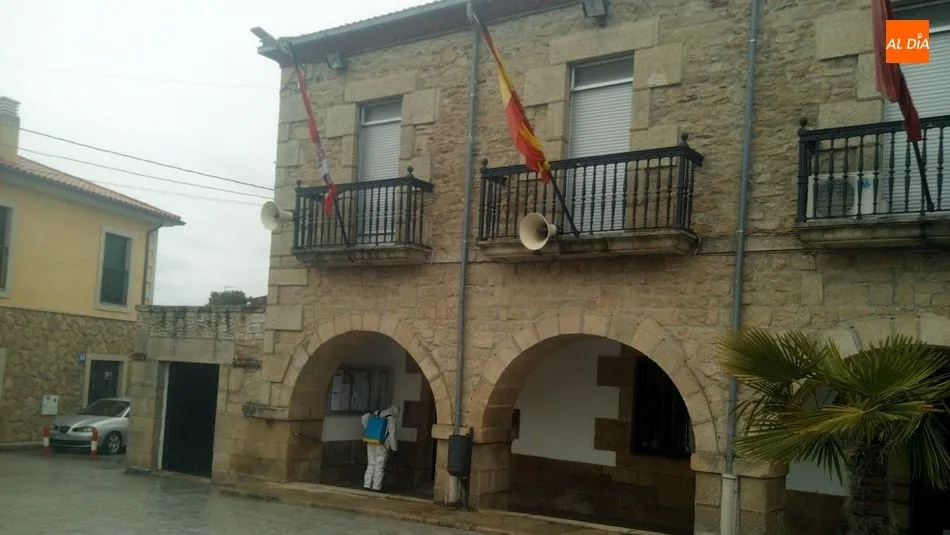 Foto 9 - Los bomberos del Parque de Lumbrales realizan trabajos de desinfecci&oacute;n en todos los pueblos de su...