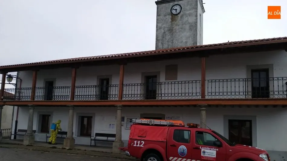 Foto 11 - Los bomberos del Parque de Lumbrales realizan trabajos de desinfecci&oacute;n en todos los pueblos de su...