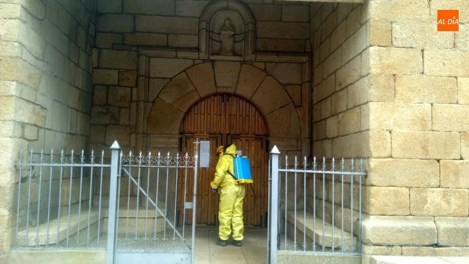 Foto 7 - Los bomberos del Parque de Lumbrales realizan trabajos de desinfecci&oacute;n en todos los pueblos de su...