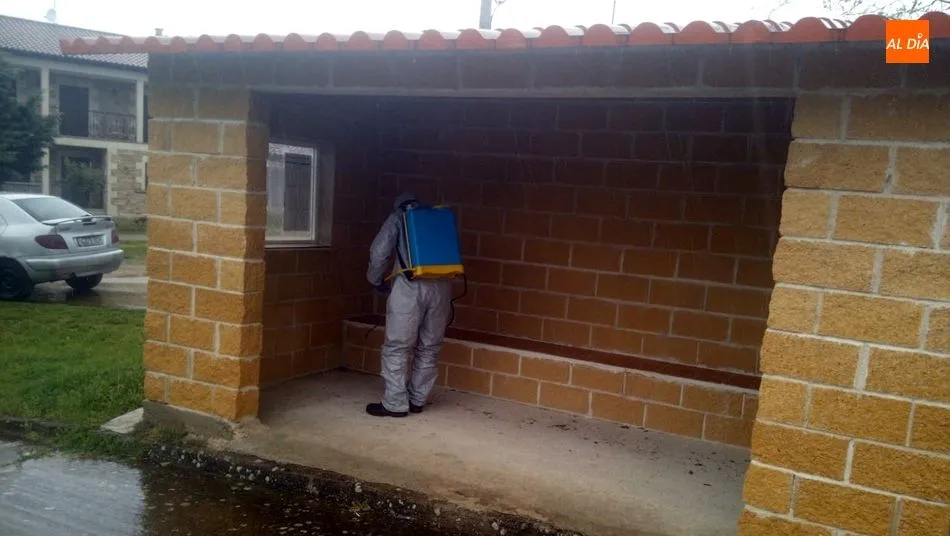 Foto 6 - Los bomberos del Parque de Lumbrales realizan trabajos de desinfecci&oacute;n en todos los pueblos de su...