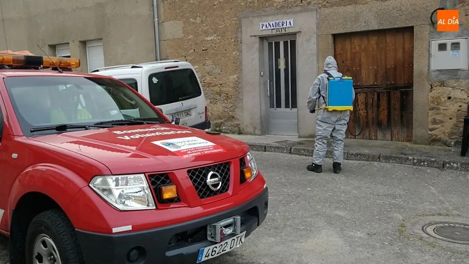 Foto 4 - Los bomberos del Parque de Lumbrales realizan trabajos de desinfecci&oacute;n en todos los pueblos de su...