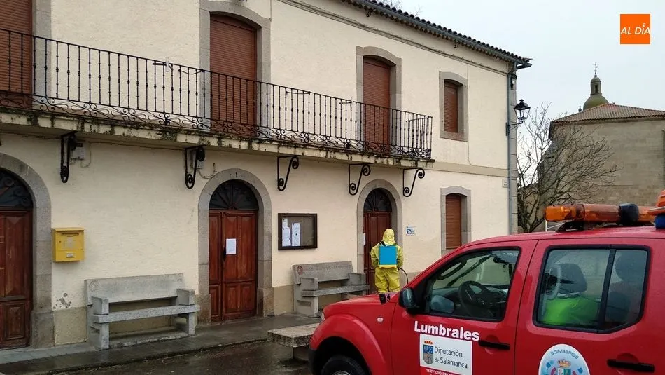 Foto 2 - Los bomberos del Parque de Lumbrales realizan trabajos de desinfecci&oacute;n en todos los pueblos de su...