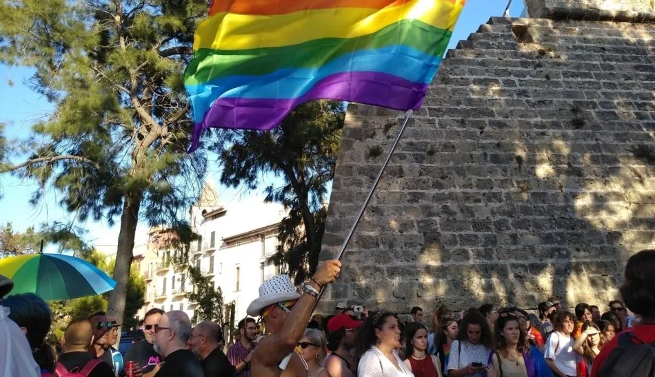 Hombre con la bandera LGTBI en la manifestación del Orgullo en Palma. Foto archivo EP