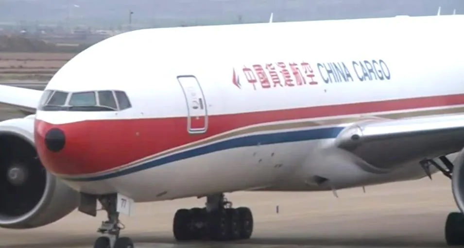 Avión procedente de China en el que ha llegado este primer envío de material sanitario