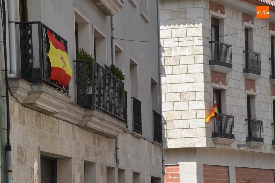 Foto 7 - Las banderas de Espa&ntilde;a se asoman a los balcones en varios puntos de la ciudad  