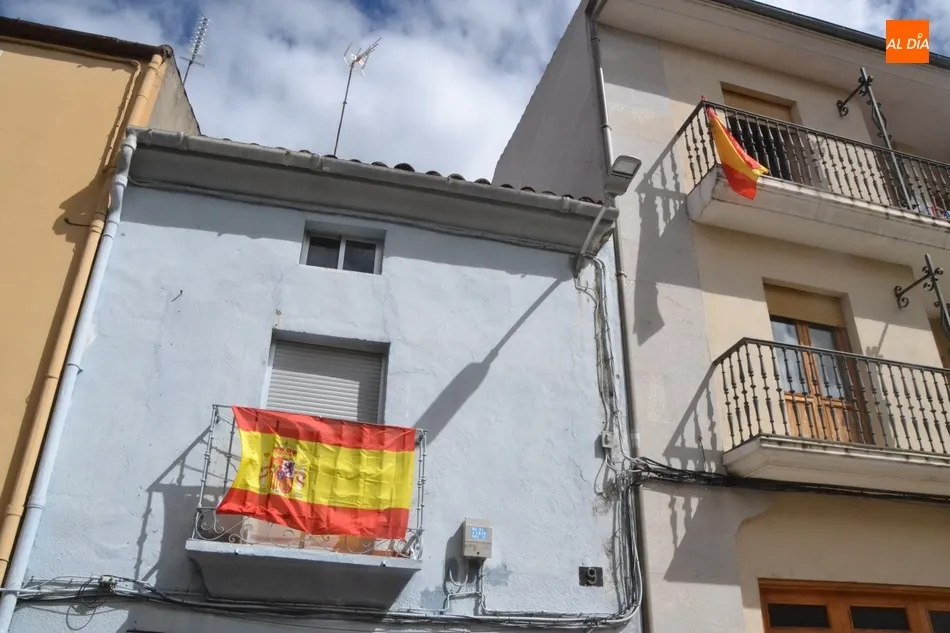 Foto 5 - Las banderas de Espa&ntilde;a se asoman a los balcones en varios puntos de la ciudad  