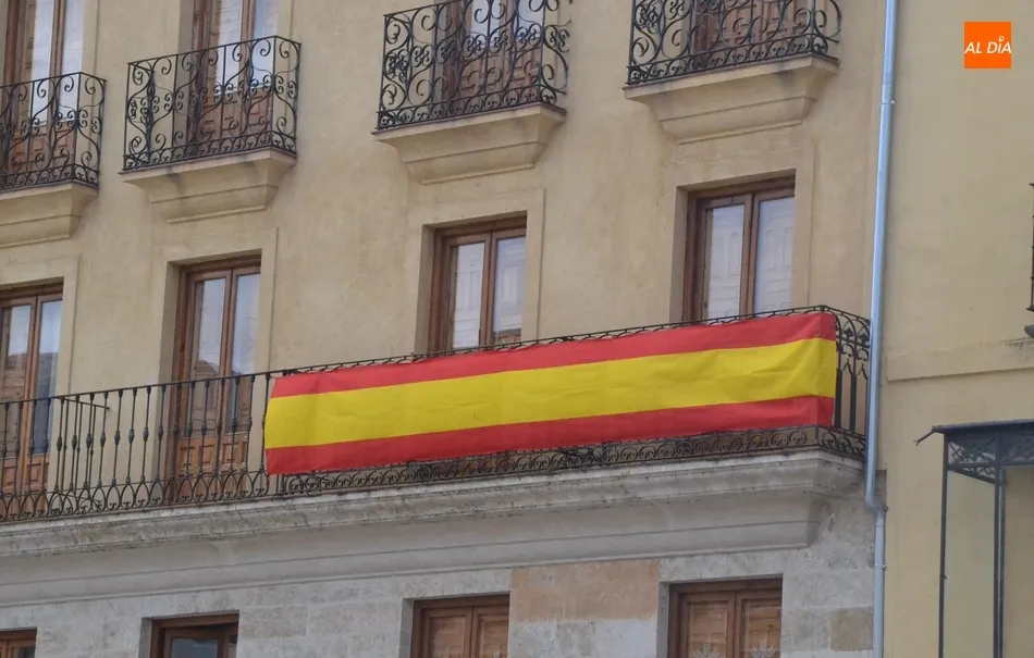 Foto 4 - Las banderas de Espa&ntilde;a se asoman a los balcones en varios puntos de la ciudad  