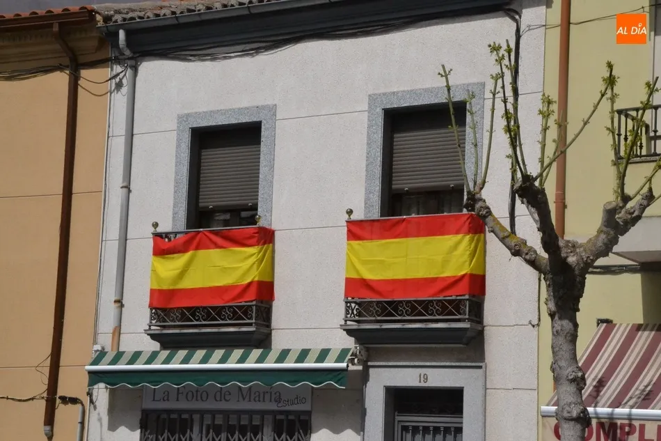 Foto 8 - Las banderas de Espa&ntilde;a se asoman a los balcones en varios puntos de la ciudad  