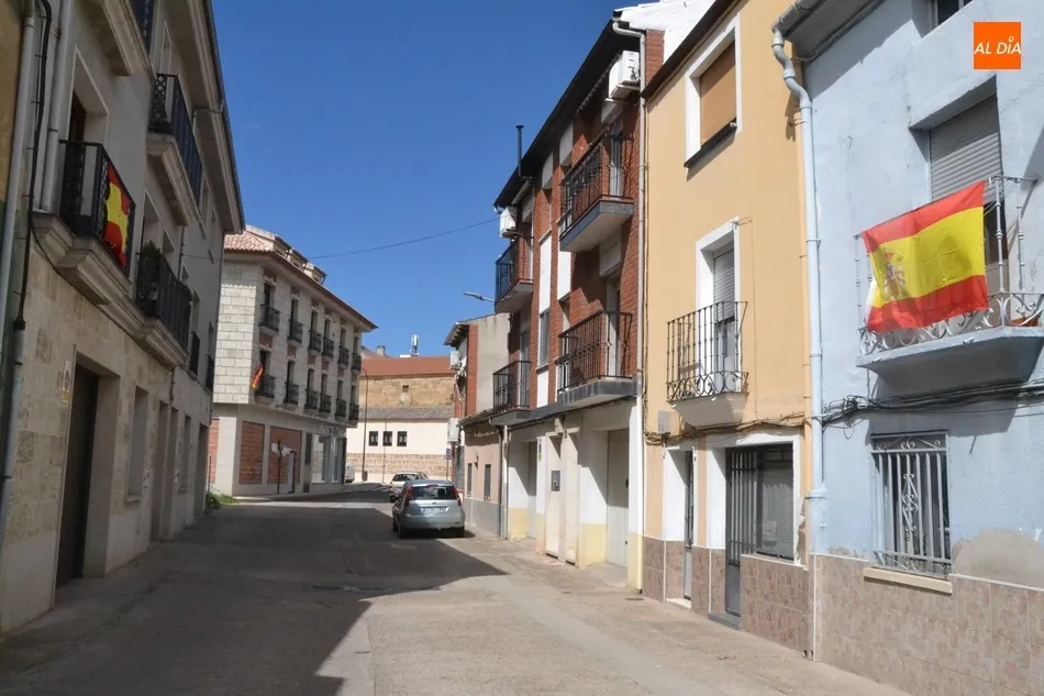 Foto 6 - Las banderas de Espa&ntilde;a se asoman a los balcones en varios puntos de la ciudad  