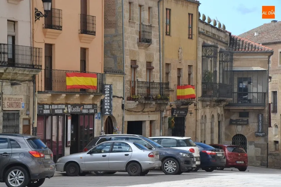 Foto 3 - Las banderas de Espa&ntilde;a se asoman a los balcones en varios puntos de la ciudad  