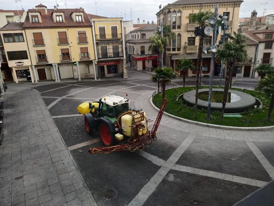 Un tractor desinfecta la Plaza Mayor de Alba de Tormes