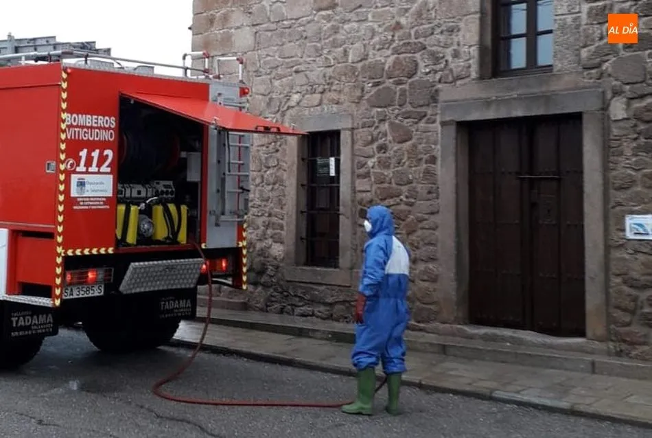 Foto 11 - Los Bomberos de Vitigudino desinfectan una veintena de localidades de la comarca y del Campo Charro ...