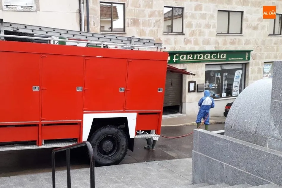 Foto 8 - Los Bomberos de Vitigudino desinfectan una veintena de localidades de la comarca y del Campo Charro ...