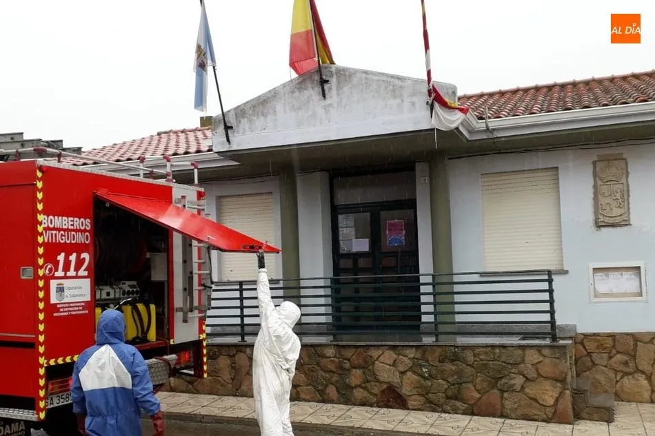Foto 4 - Los Bomberos de Vitigudino desinfectan una veintena de localidades de la comarca y del Campo Charro ...