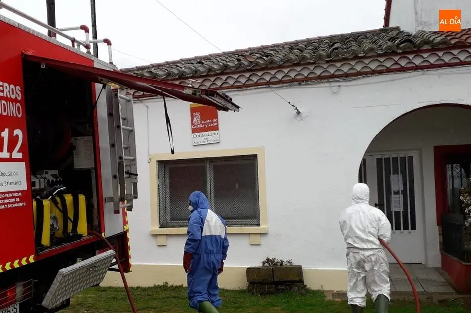Foto 3 - Los Bomberos de Vitigudino desinfectan una veintena de localidades de la comarca y del Campo Charro ...