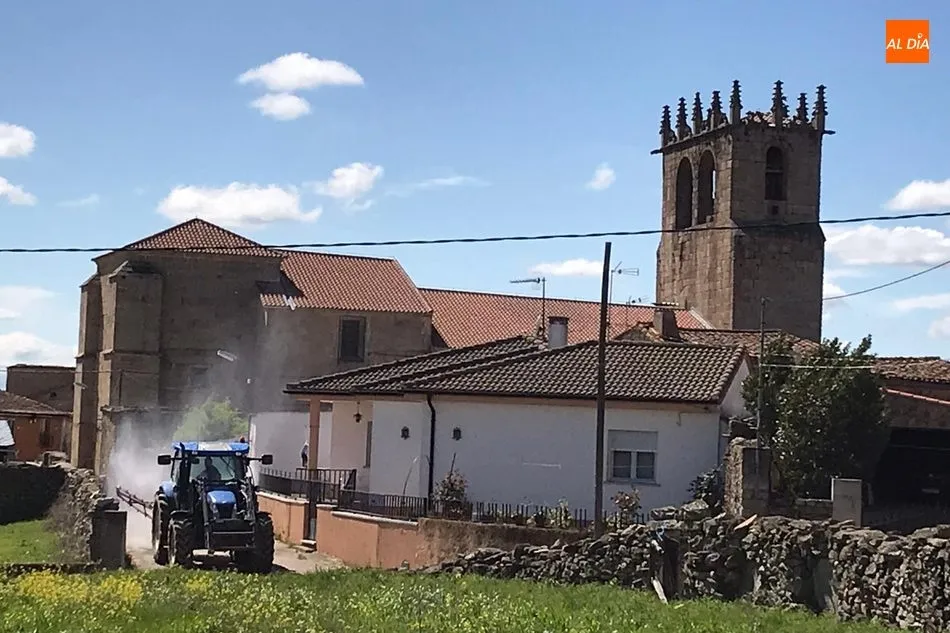 Foto 2 - Los ganaderos colaboran con el Ayuntamiento de Guadramiro en la desinfecci&oacute;n del municipio  