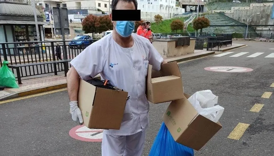 Foto 3 - Los voluntarios que fabrican pantallas protectoras para sanitarios piden gomas y l&aacute;minas de acetato