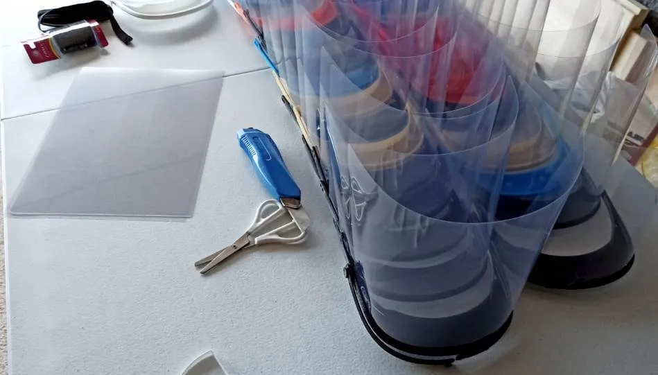 Foto 4 - Los voluntarios que fabrican pantallas protectoras para sanitarios piden gomas y l&aacute;minas de acetato