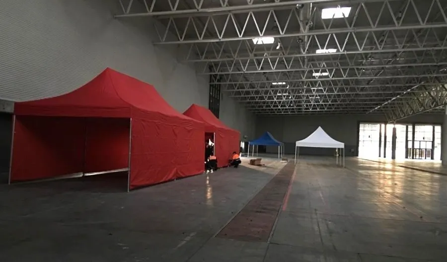 Comienzo del montaje de un hospital de campaña en la Feria de Valladolid. Foto EP