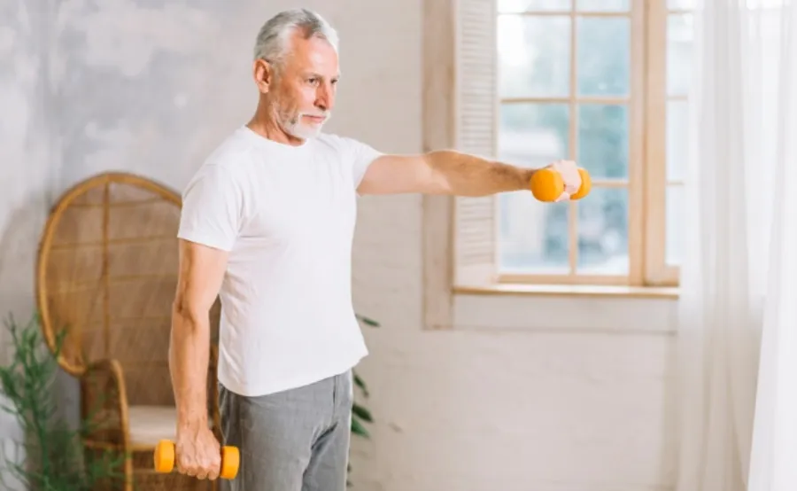 Foto de archivo de una persona realizando ejercicios en su casa