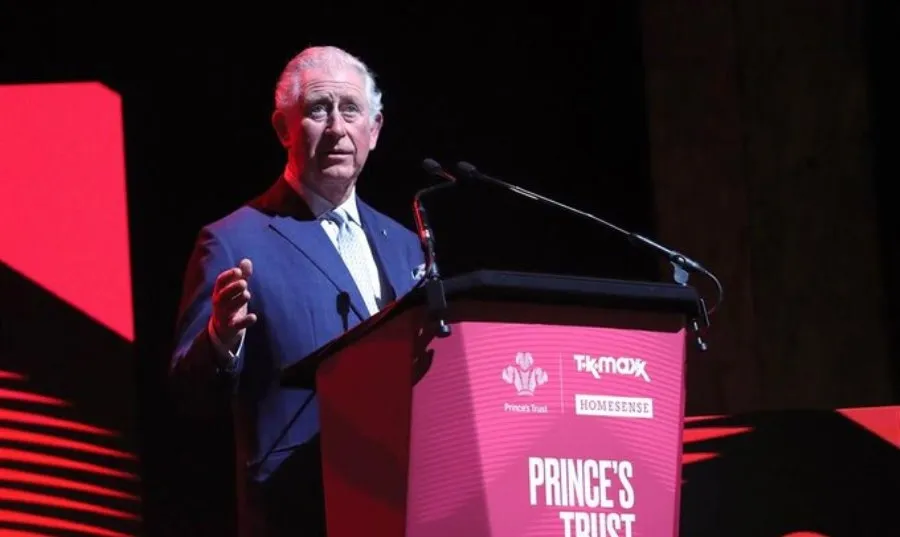 El príncipe de Gales, de 71 años, presenta síntomas leves, pero por lo demás se encuentra en buen estado y trabajando desde casa en estos últimos días como de costumbre, reza la nota oficial