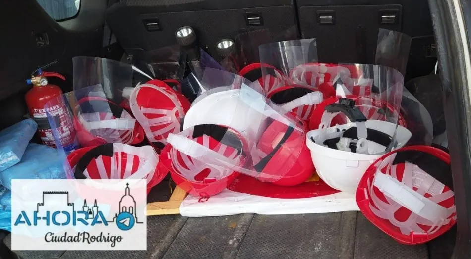 Foto 2 - La Polic&iacute;a empieza a repartir protecciones por las residencias gracias a la donaci&oacute;n de cascos  