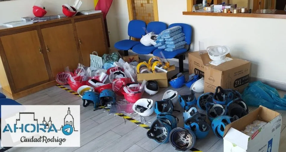 Foto 3 - La Polic&iacute;a empieza a repartir protecciones por las residencias gracias a la donaci&oacute;n de cascos  