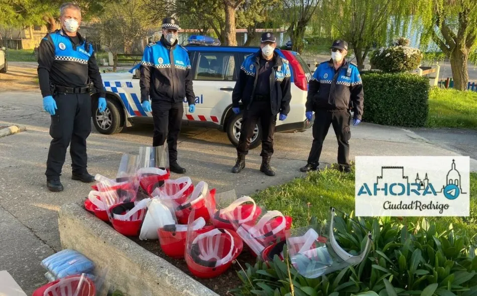 La Policía empieza a repartir protecciones por las residencias gracias a la donación de cascos  