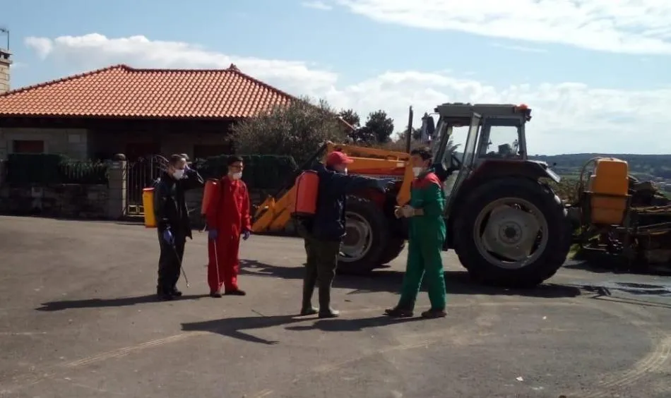 Foto 6 - J&oacute;venes de Aldea del Obispo se vuelcan en la limpieza y desinfecci&oacute;n de su pueblo  