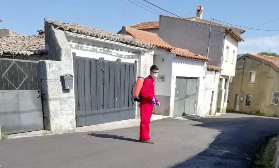 Foto 4 - J&oacute;venes de Aldea del Obispo se vuelcan en la limpieza y desinfecci&oacute;n de su pueblo  
