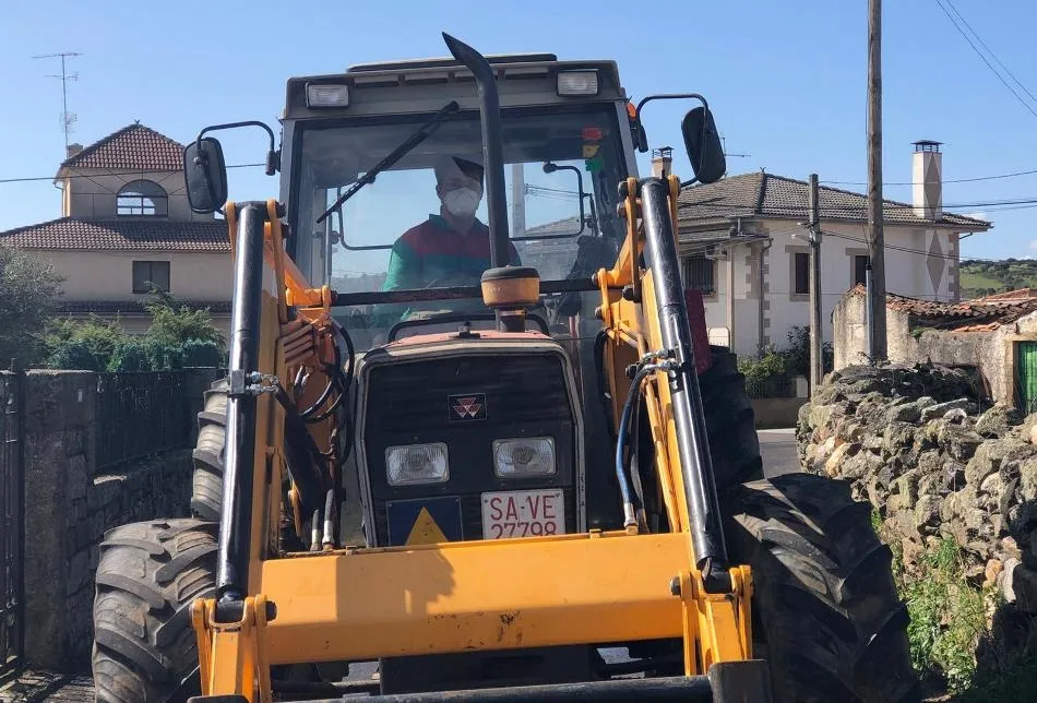 Foto 8 - J&oacute;venes de Aldea del Obispo se vuelcan en la limpieza y desinfecci&oacute;n de su pueblo  