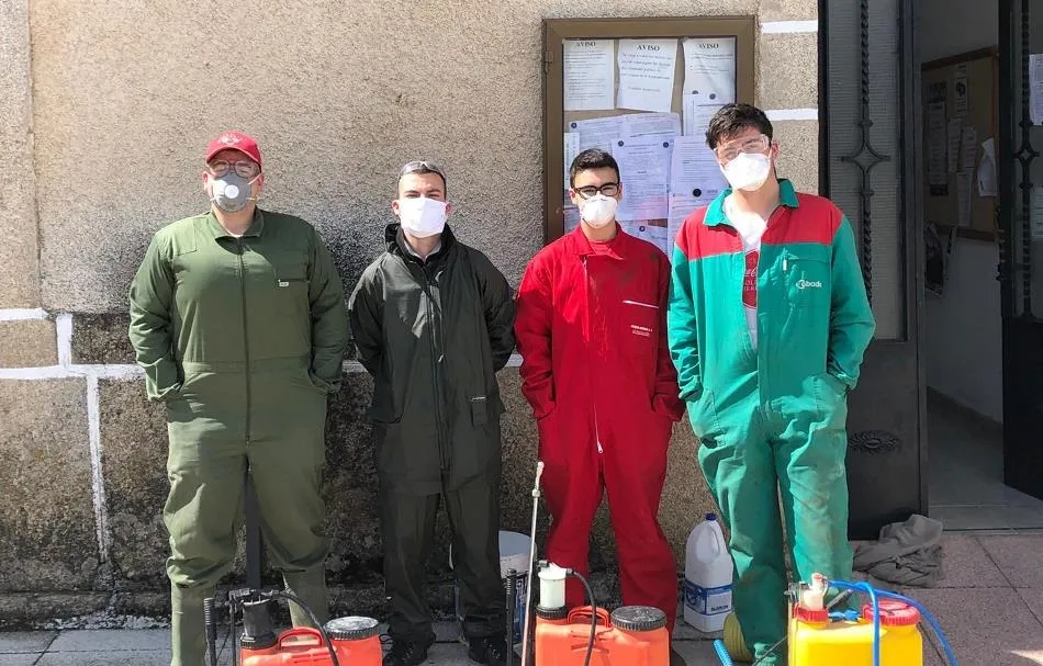 Jóvenes de Aldea del Obispo se vuelcan en la limpieza y desinfección de su pueblo  